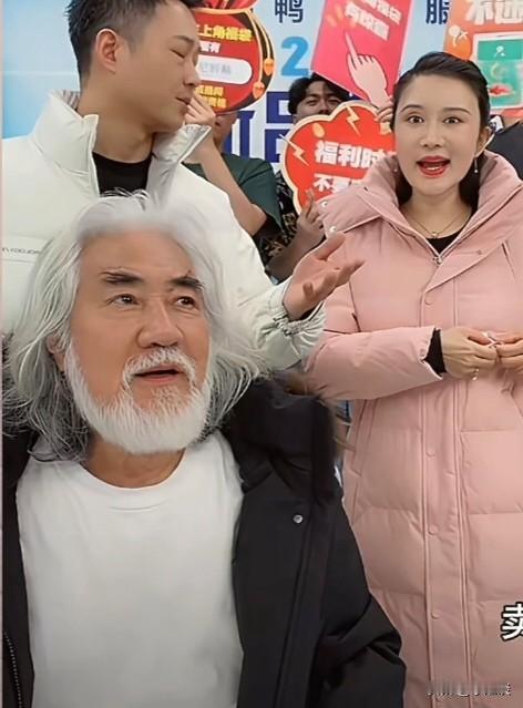 今天刷到张纪中夫妇卖羽绒服的视频，气的我早饭都吃不下去了。张纪中和小娇妻杜星