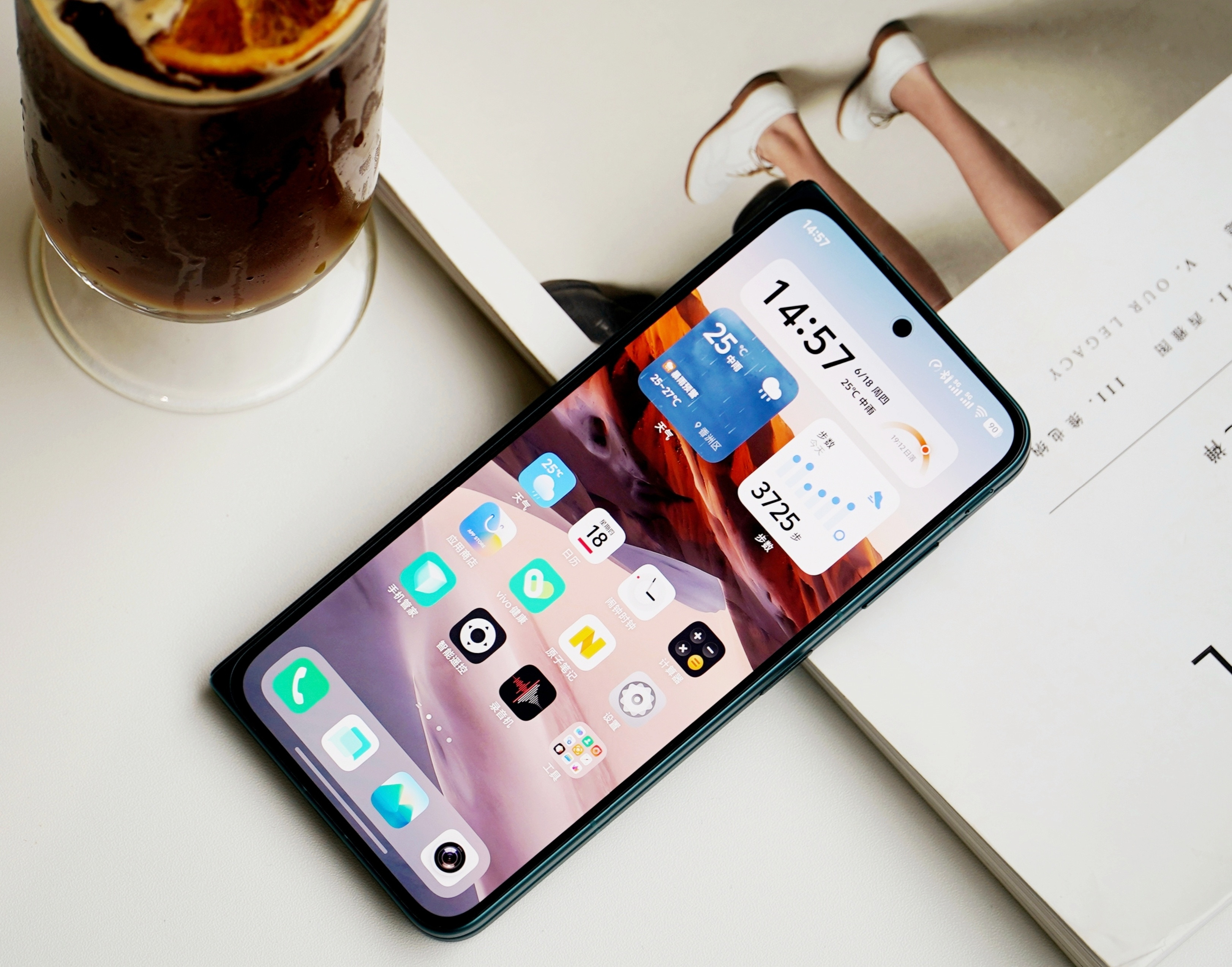 vivoXFold6内外这两块屏幕的实际观感，大家可以自行感受下。内屏是三星