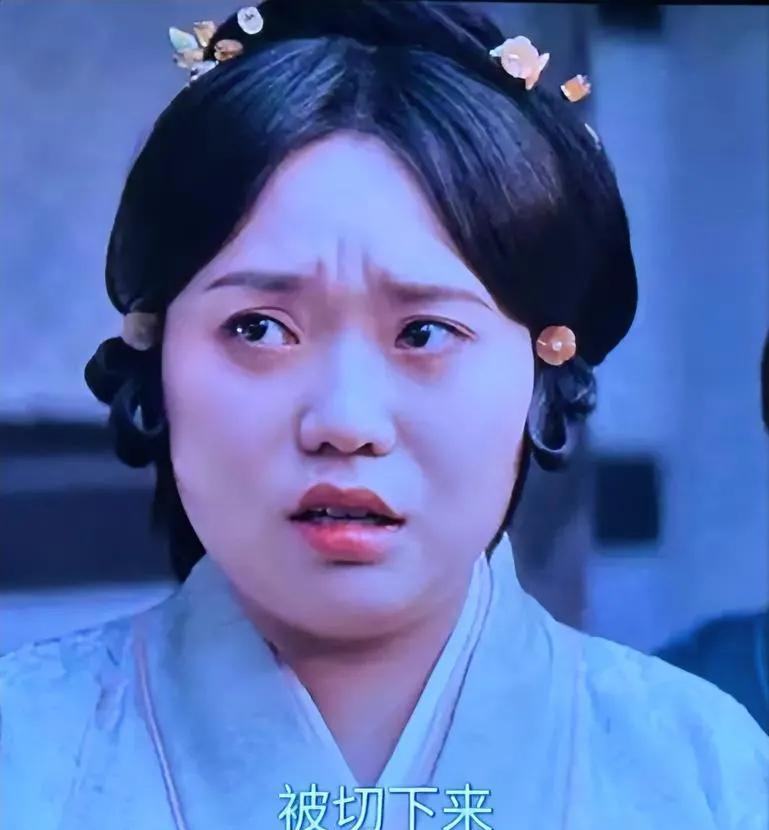 李雪琴在《折腰》里演丫鬟这事儿确实挺逗，一个脱口秀出身的东北大妞突然扎进古装剧，