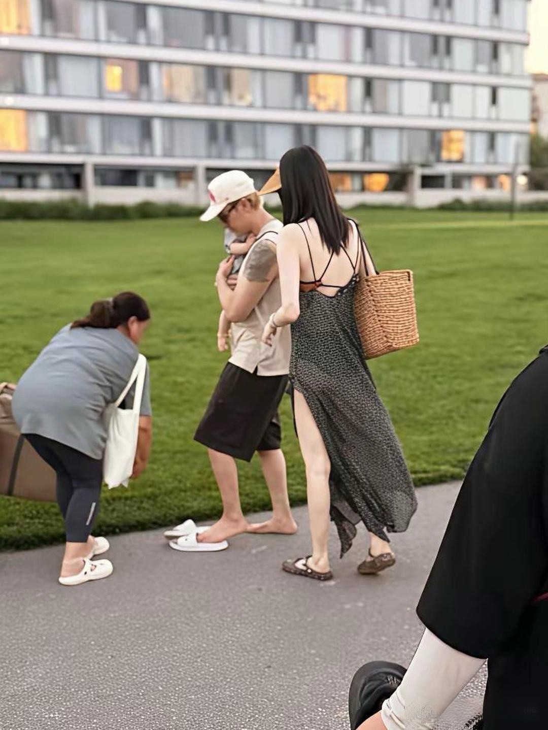 陈伟霆何穗合体带娃何穗一身露背长裙尽显年轻貌美​​​