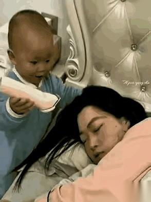 就眯了一小会儿，真的，就那么一小会儿的功夫。再睁眼，半边脑袋凉飕飕的。哄睡哄