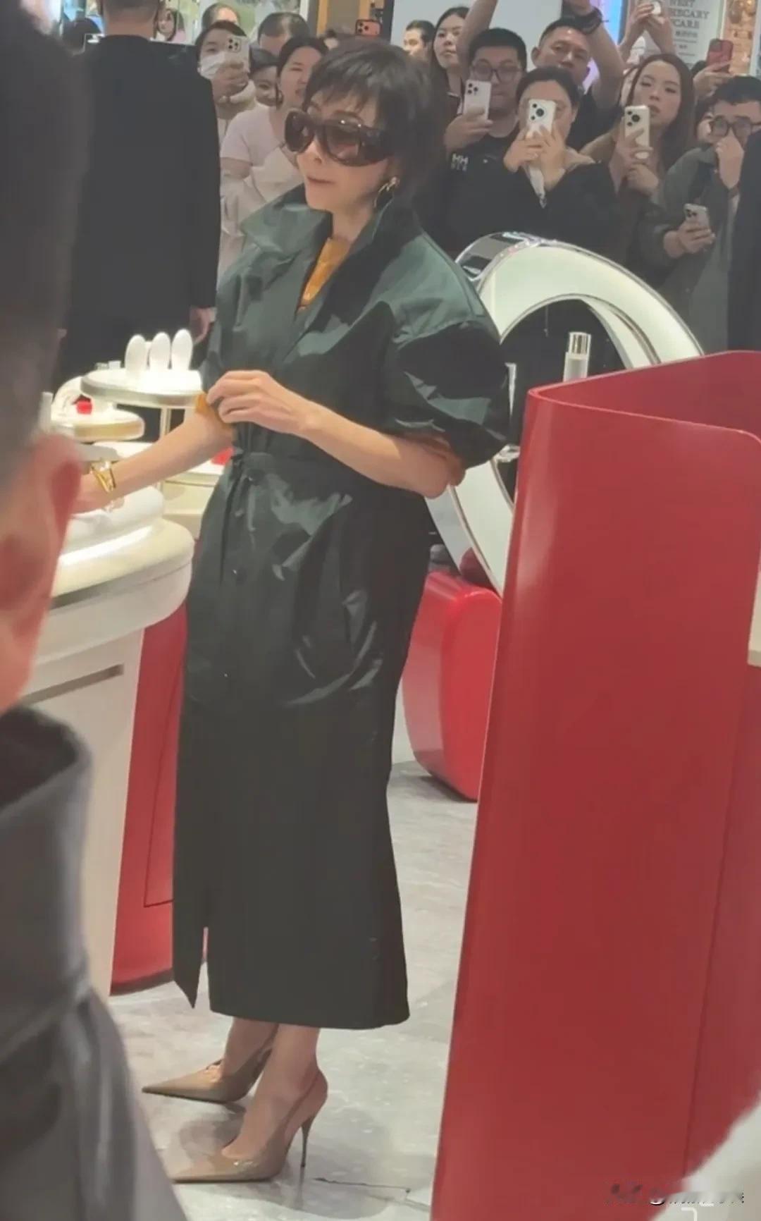 刘嘉玲现身北京SKP出席活动，看了她的生图，我发现女明星真的不要随便动脸。[捂脸