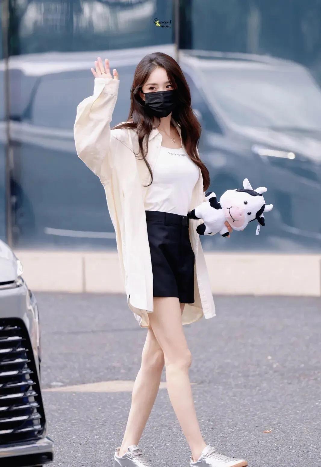 杨幂这私服照真好看啊，好白好美