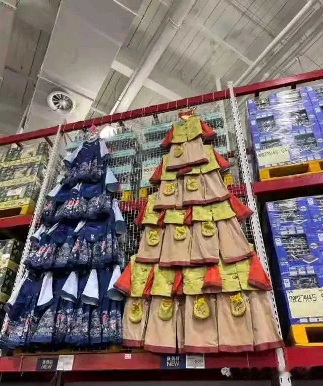 周末一家去逛街，去了山姆店想给孩子看看衣服。刚进门媳妇就说，你看看那个衣服的陈列