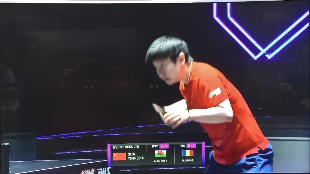 直播小师妹致敬老大姐。蒯曼与孙颖莎的半决赛开始了，4:1，5:1，孙颖莎领先，6