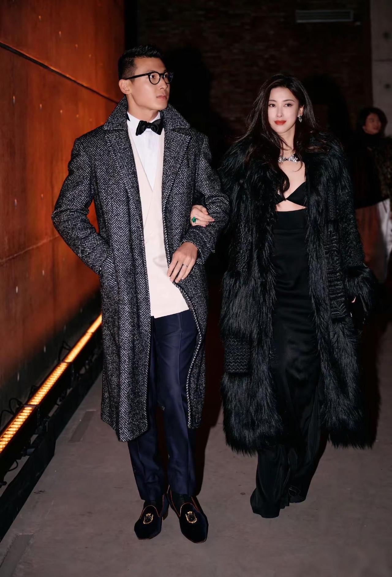 女明星和她的老公！名利场氛围感拉满！卷发配大红唇一颦一笑皆妩媚！朱珠穿搭氛围