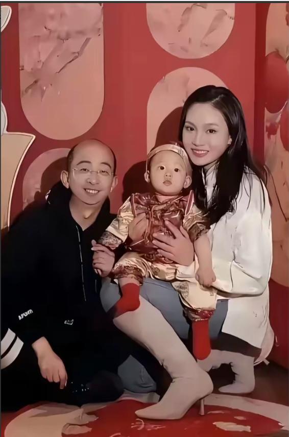 巨兴茂表示，自己的基因无法改变，为了改变家族下一代的基因，他娶了比自己小15岁、