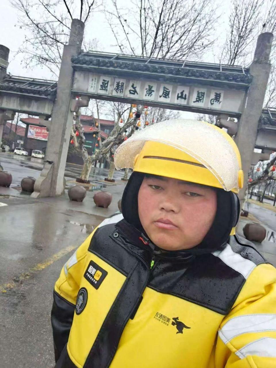 刷到江苏徐州马陵山镇张瑜的故事，真的被暖到也被鼓舞到！26岁的张瑜是镇上独一