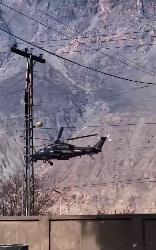 我国最新型武直10ME攻击直升机开始在巴基斯坦高山山区测试。以前因为动力不够