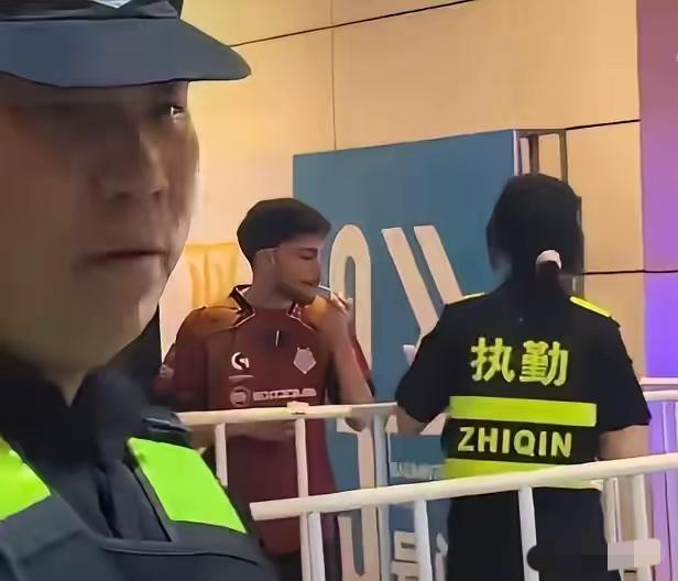 洋大人请抽烟！气疯了，刷到一个视频，一个老外来上海参加电竞比赛，空闲之余想抽根