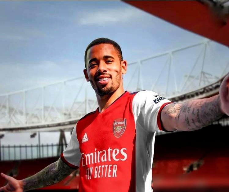 阿森纳内讧根源：萨卡周薪30万，赖斯24万。2-2被狼队逼平，更衣室死寂。萨