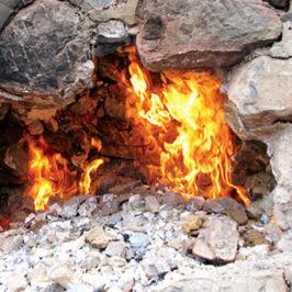 烈焰冲天菜地突现“火焰山”南充有块菜地突然窜起好几米高的火苗，烧了整整8天