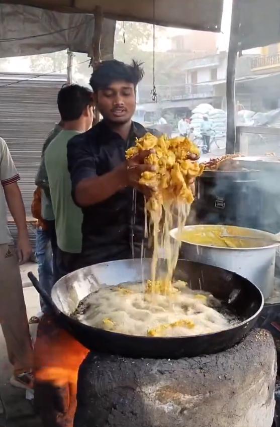 一段在网络上疯传的视频，视频中一位印度街头小贩在把手放到一桶里后将裸手短暂浸入沸