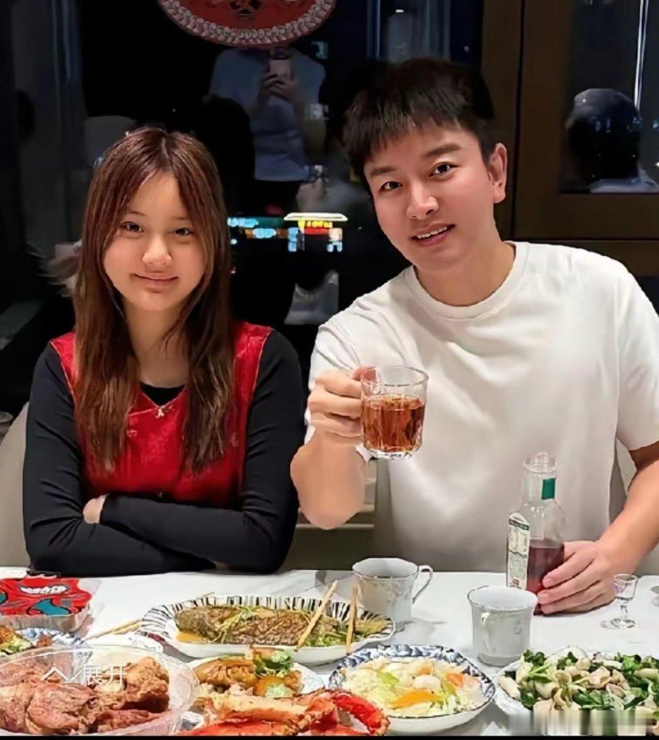 贾乃亮家的年夜饭玻璃上有影子大家看看谁在给他们拍照？