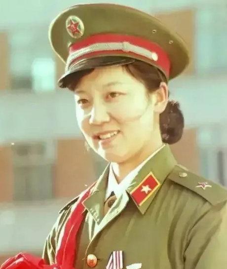 她叫常建平，老山前线救护队队长。1963年，常建平出生在一个军人家庭，1983年