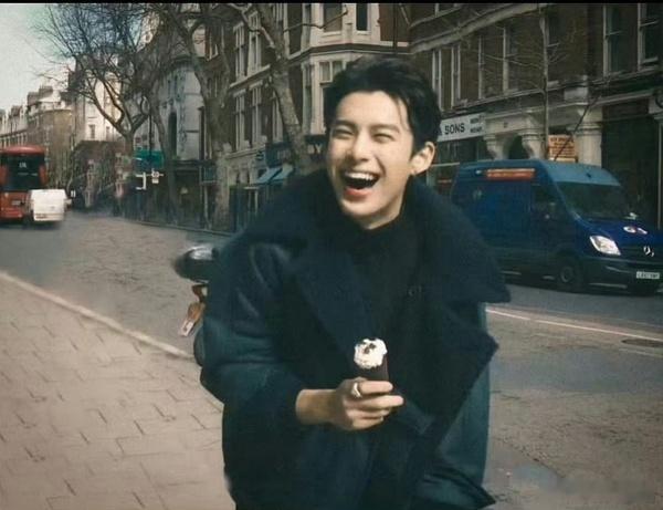 王鹤棣鲨鱼笑好有感染力的，眼睛亮晶晶，跟阿寺时期没差