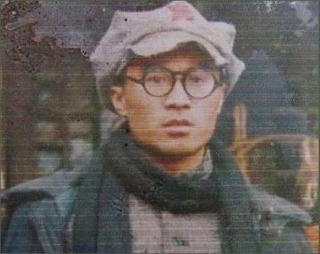 1960年，乐会县一位老农何世富，临终前向妻子坦白：“我原名叫何畏，是红军的军长