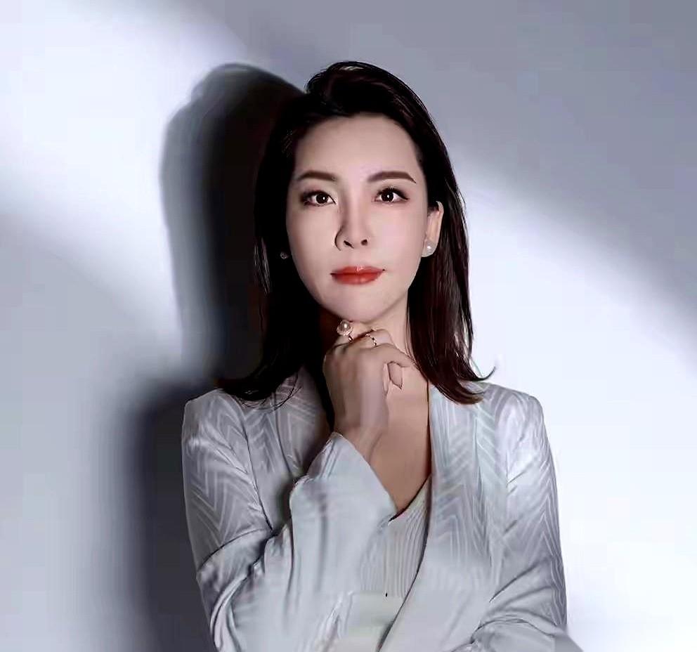 在榆林，一座靠煤挖出来的城市，所有人都在抢着挖黑金。郑仕梅，偏要一头扎进别人扔