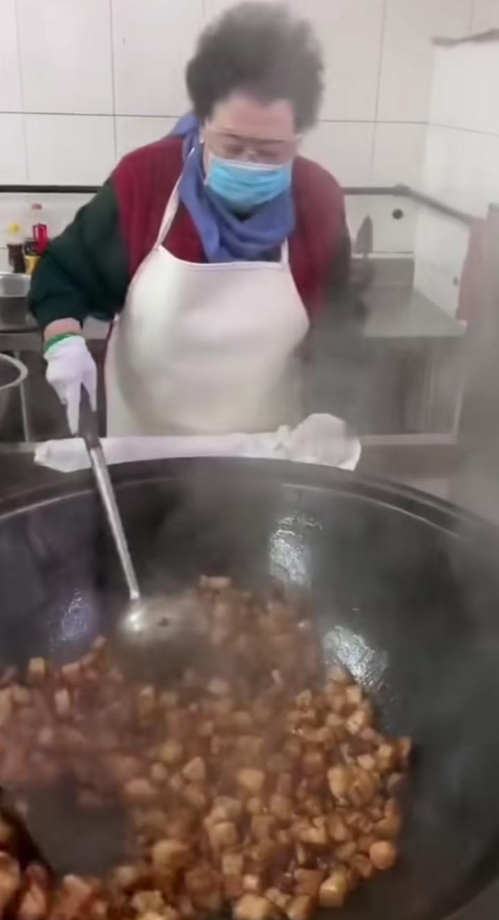 看到陈丽华亲自下厨给员工们做红烧肉的画面，这也太接地气了，一点老板架子都没有，看