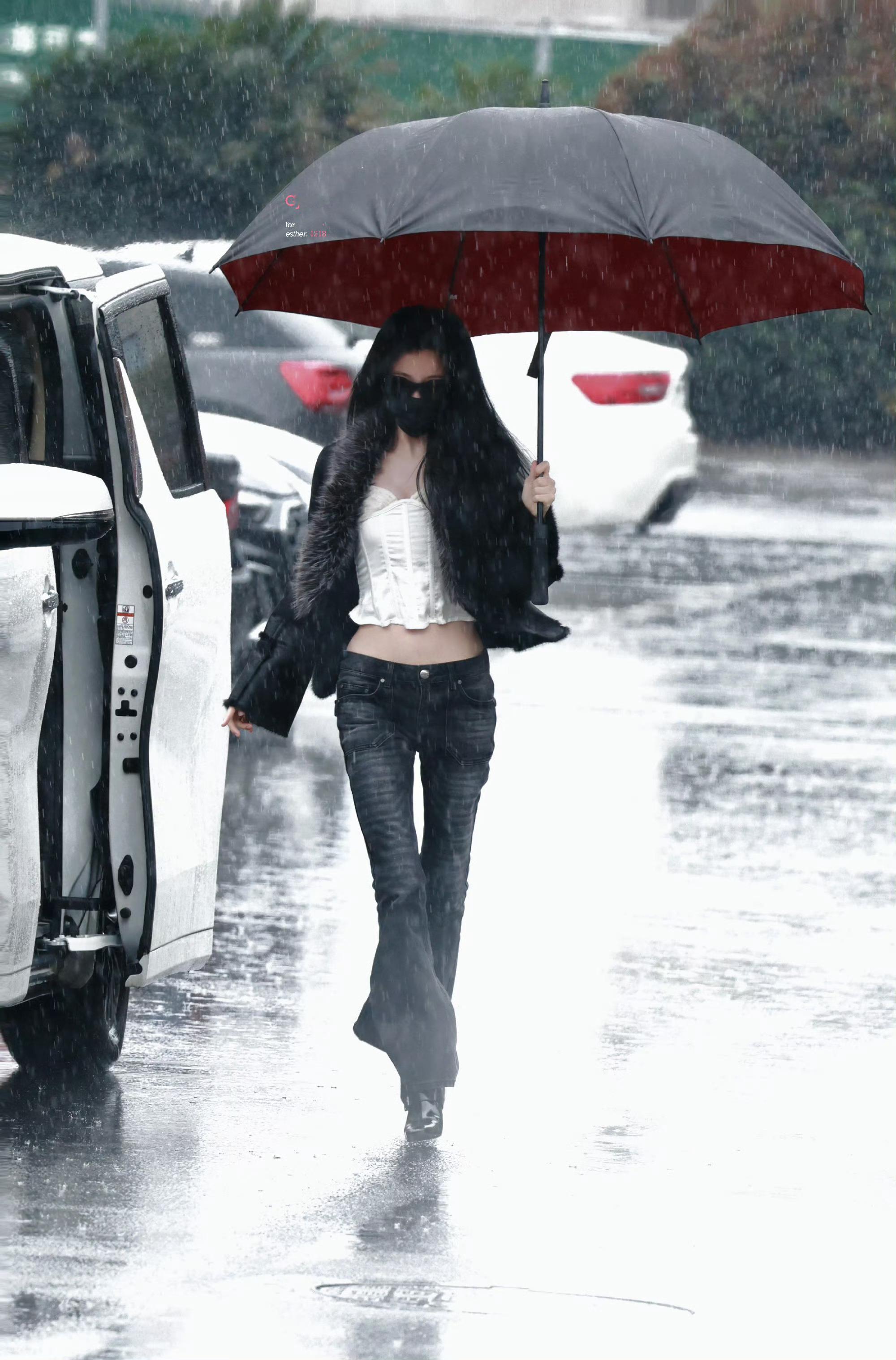 虞书欣在上班路上拍现偶