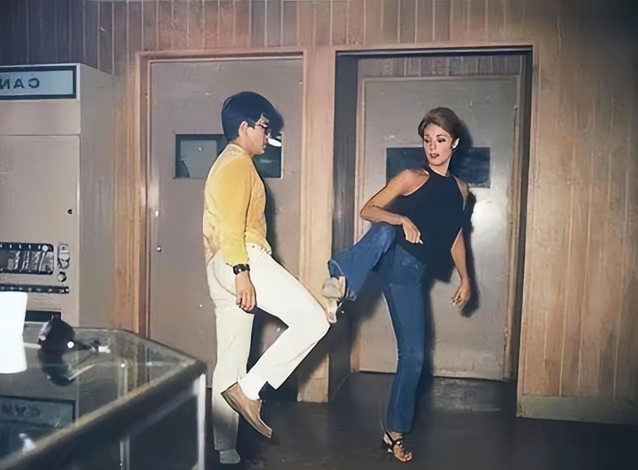 1969年，好莱坞女星沙朗·塔特在家中被杀，身中十几刀，尸体悬在横梁上，一同被害