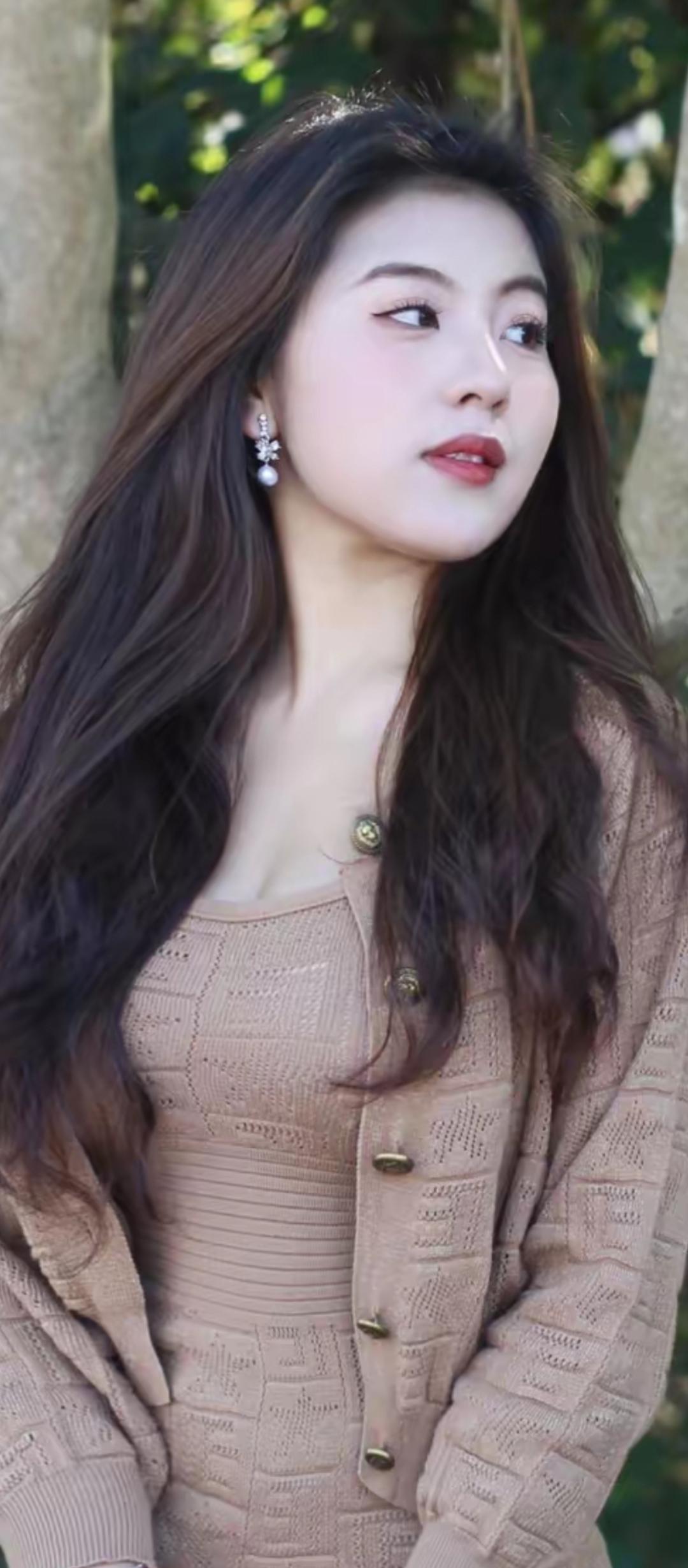 温柔秋日，自然光下更显气质。