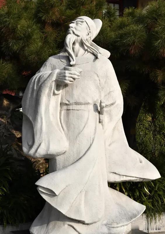 李白和杜甫谁的诗更好?李白是诗仙，他的诗像天上的彩虹，很美很美，但是你触摸不