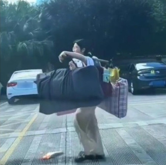 高考校园的扁担女孩，在我们这些农家子弟看来太正常了！怎么连宣布退出平台的张雪峰都