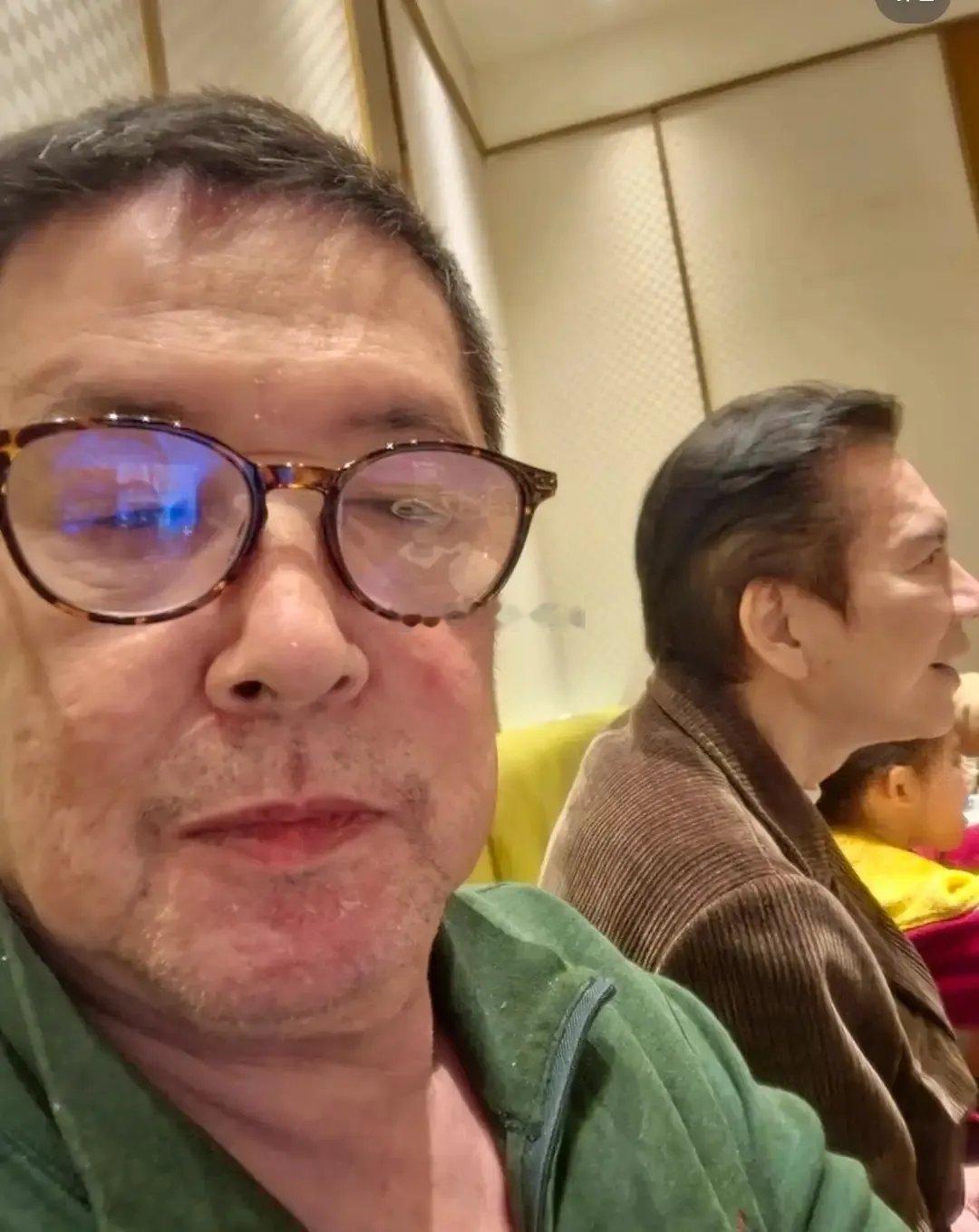 有钱是真能养人啊！向华强比郭碧婷爸爸还大8岁呢，看着却年轻不少。郭碧婷爸爸吃饭的