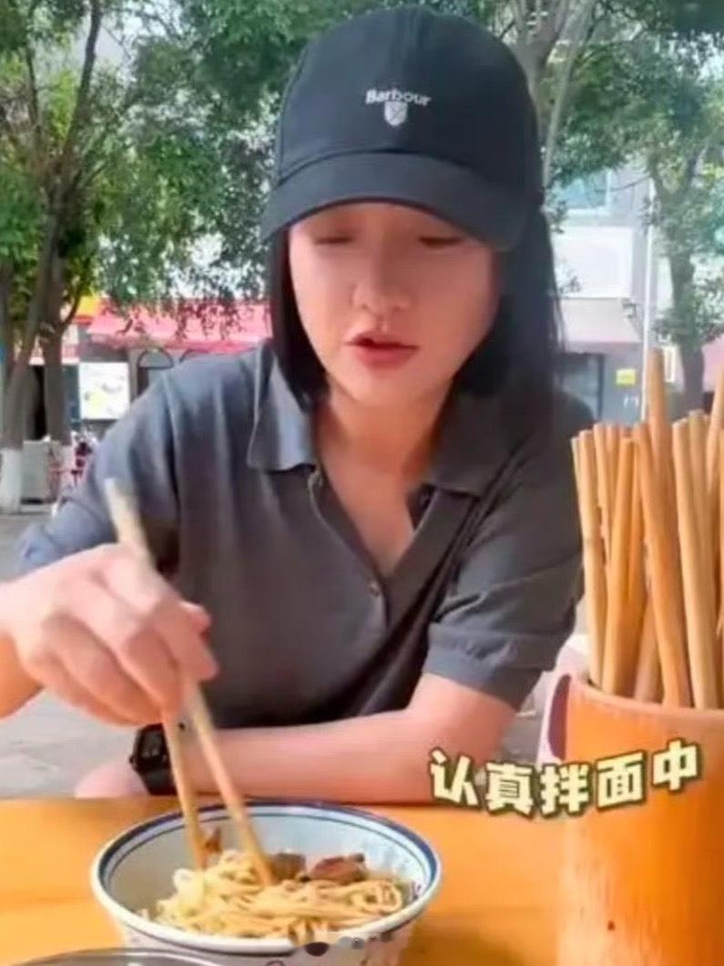 但还是肉眼可见的老了周迅一口猪肝面要嚼30下