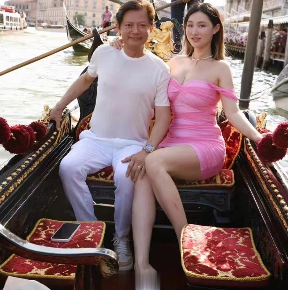 一线老戏骨莫华伦和二婚娇妻王冰冰，两人看起来好般配啊！