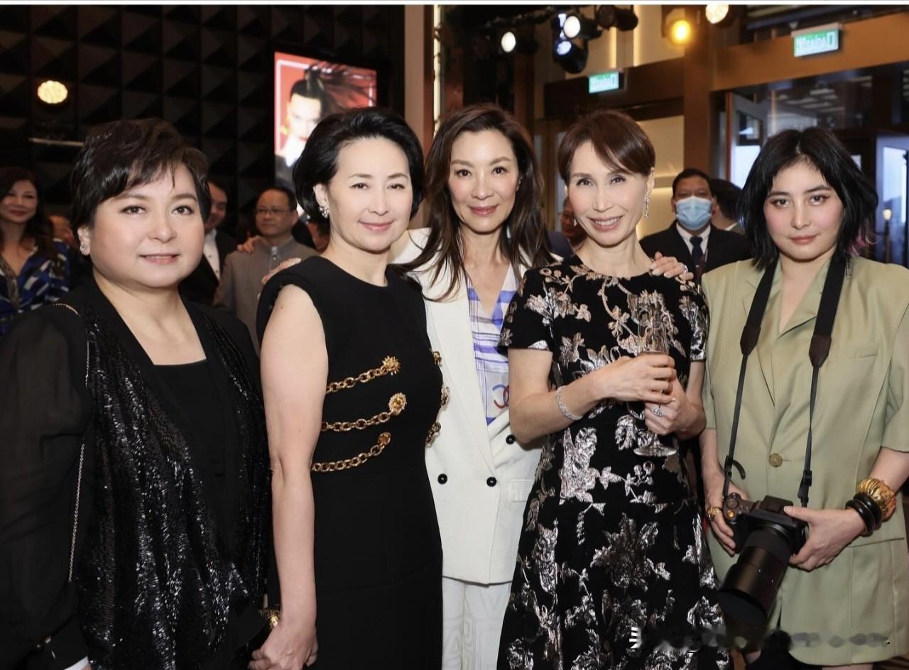 能和赌王二房四姐妹全都交好，杨紫琼这人脉不是一般的强。这张合影是港澳顶级名媛与巨