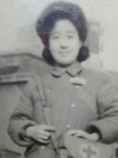 朝鲜战场最难启齿的一幕：17岁女兵为营救战友突破生理底线，此后30年绝口不提，直