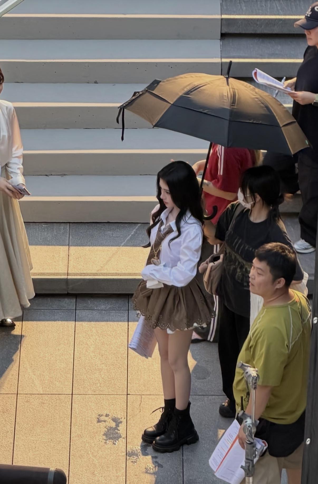 最近重庆气温直逼四十度，鞠婧祎在户外拍戏还传两件衣服，可想而知有多热了。在户外