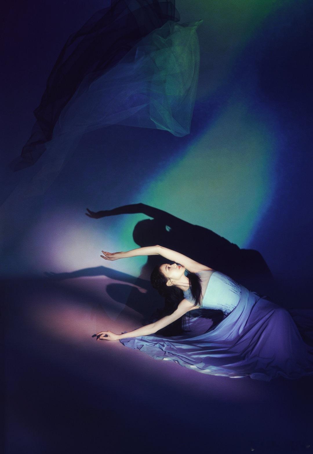 迪丽热巴、周也春晚造型图，期待谁的节目