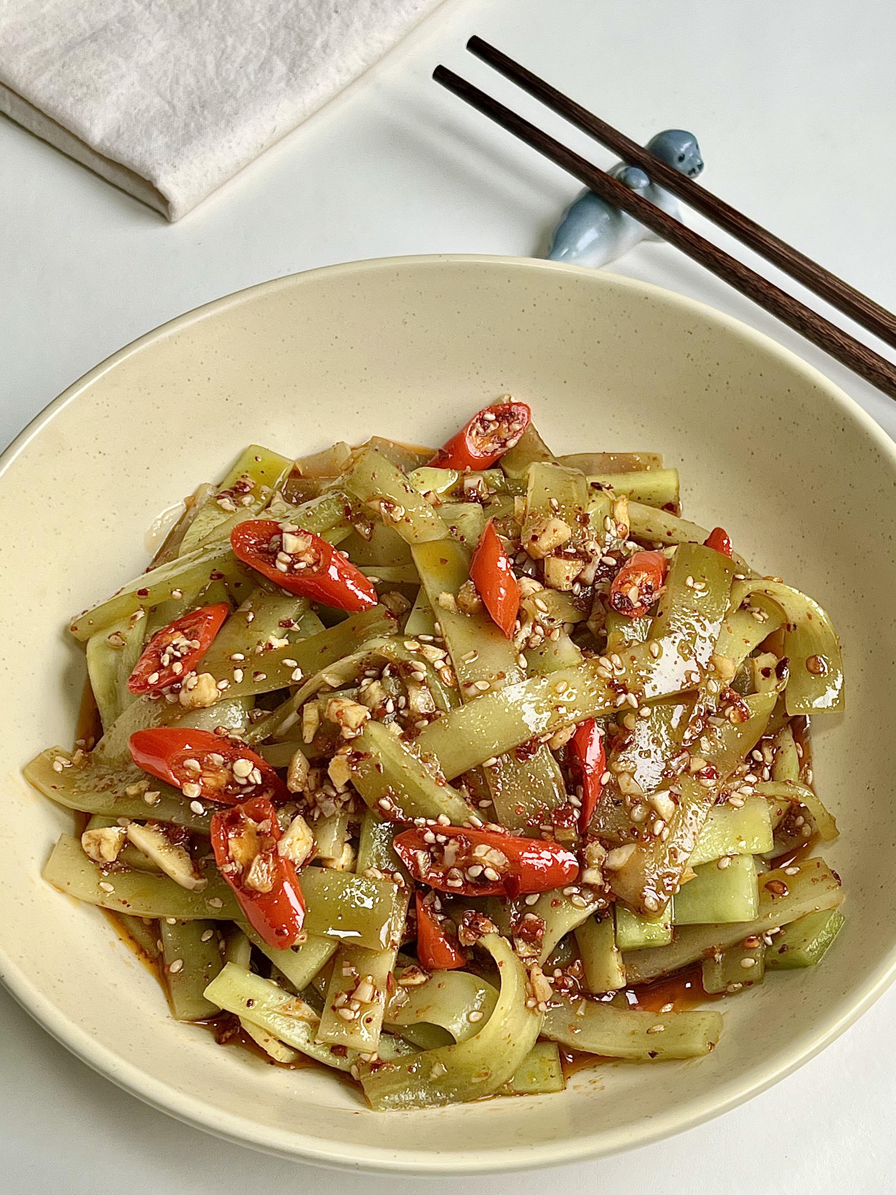 凉拌青笋✨脆爽解腻，5分钟快手开胃菜夏天就馋这口清爽的！凉拌青笋脆嫩爽口，解腻