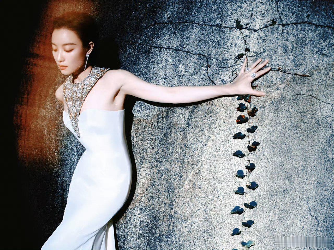 光影勾勒出的背肌线条太绝了！倪妮这自律感藏不住，举铁痕迹刻在肩背，优越得让人移不