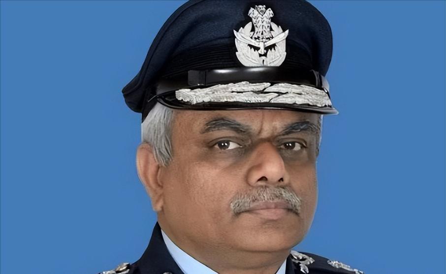 印度海军少将贾姆瓦尔在射击训练打靶时，竟然用自己的手枪当着众人的面，爆了自己的头