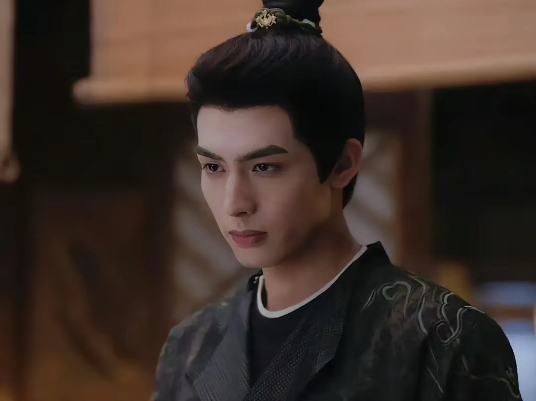 古偶颜霸，论颜值哪个更顶？杨洋输在身高和比例，腿短，腰身比不好，但脸实在优秀，五