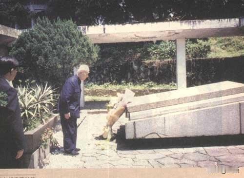 1999年，88岁的季羡林几经周折终于前往台北。落地之后，他推却接待安排，手捧鲜