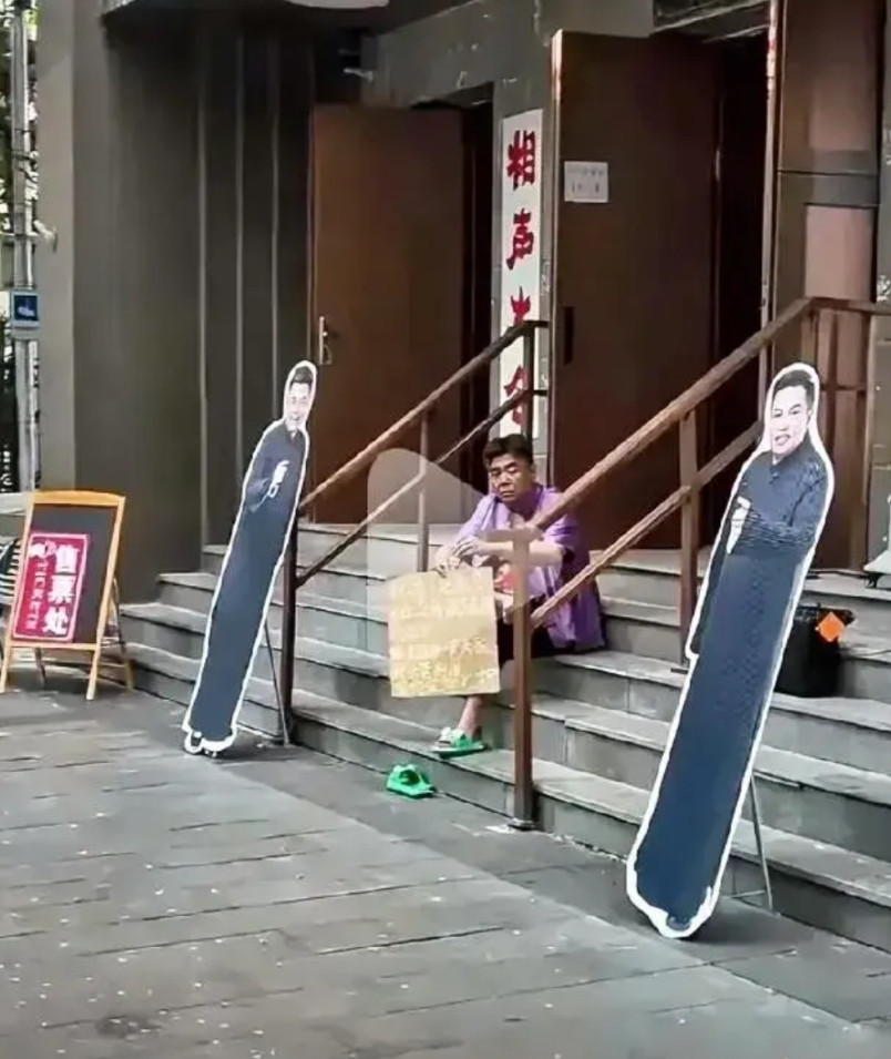 张博鑫这是又准备让了。郭德纲早些年有一个论断：要捧红一个人，很容易。整几个段子