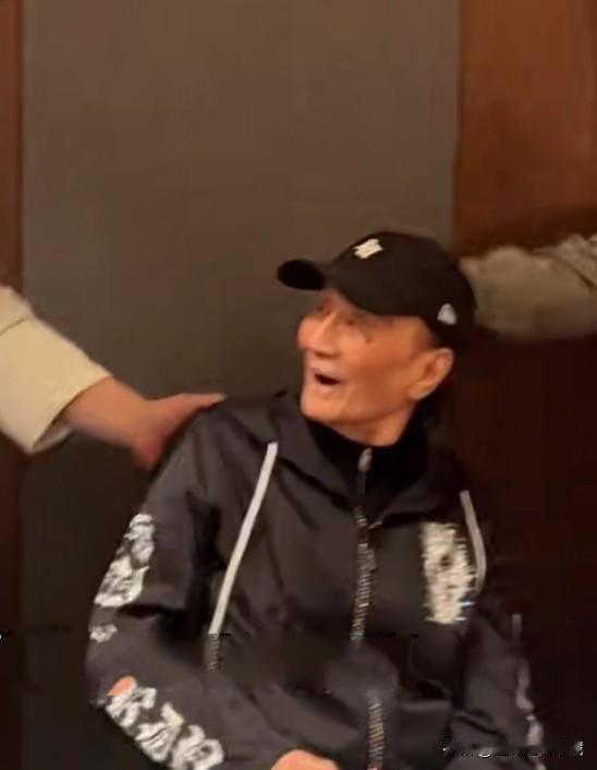 七夕情人节谢霆锋回香港陪伴父亲谢贤和母亲狄波拉一起过节吃饭，谢霆锋这次没有陪伴女