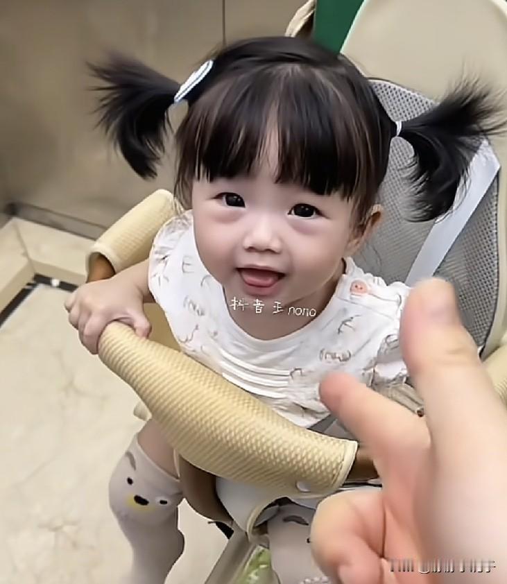 nono妈妈二胎女儿才八个月，就想要三胎了，希望再有个健康的小孩家里更热闹！网友