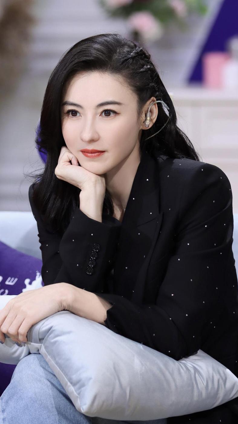 关于张柏芝和前经纪人的是非纠葛，外界传言纷纷扰扰。但真相往往在闪光灯照不到的暗角