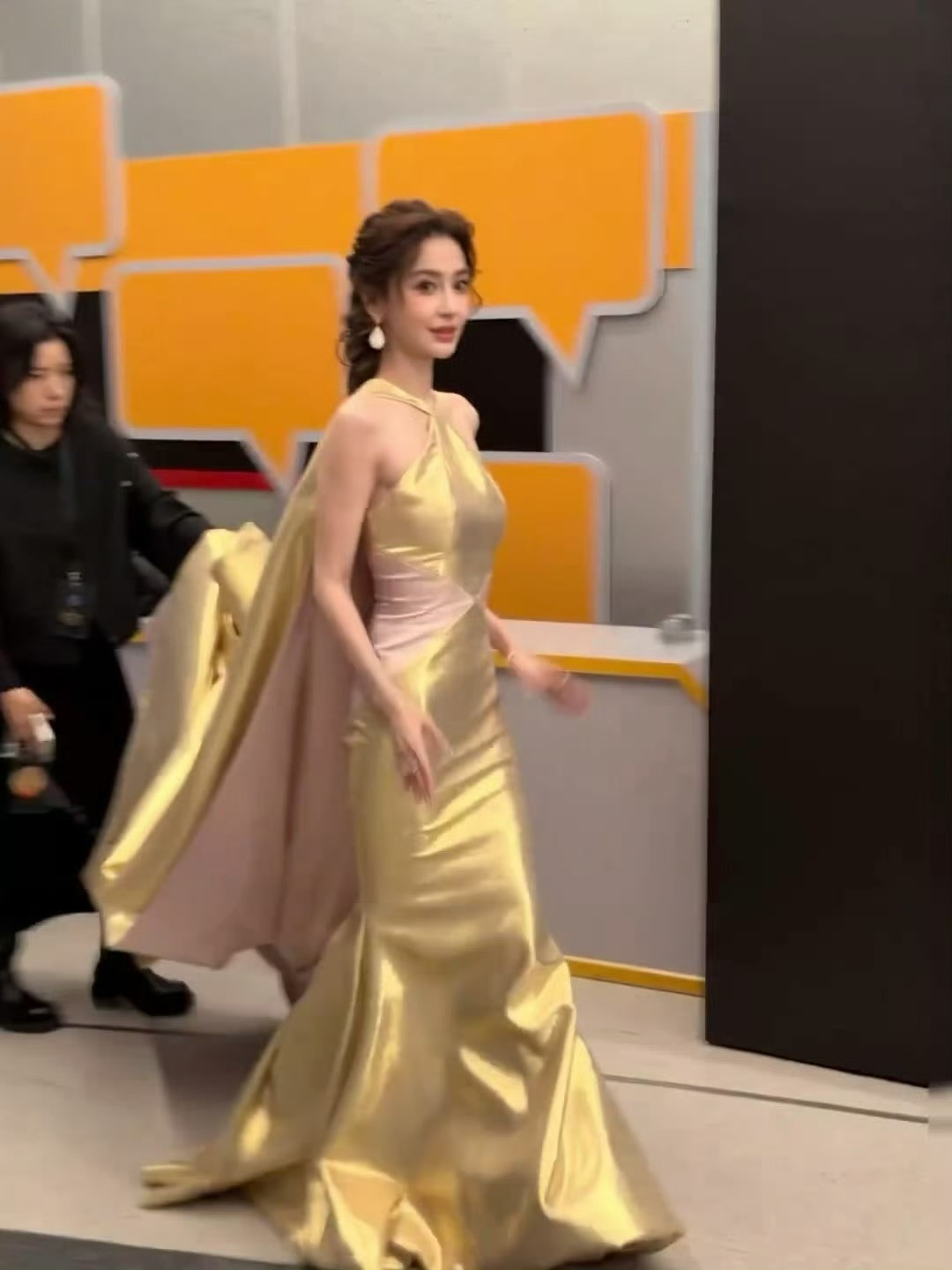 Angelababy今天芭莎艺术之夜红毯造型