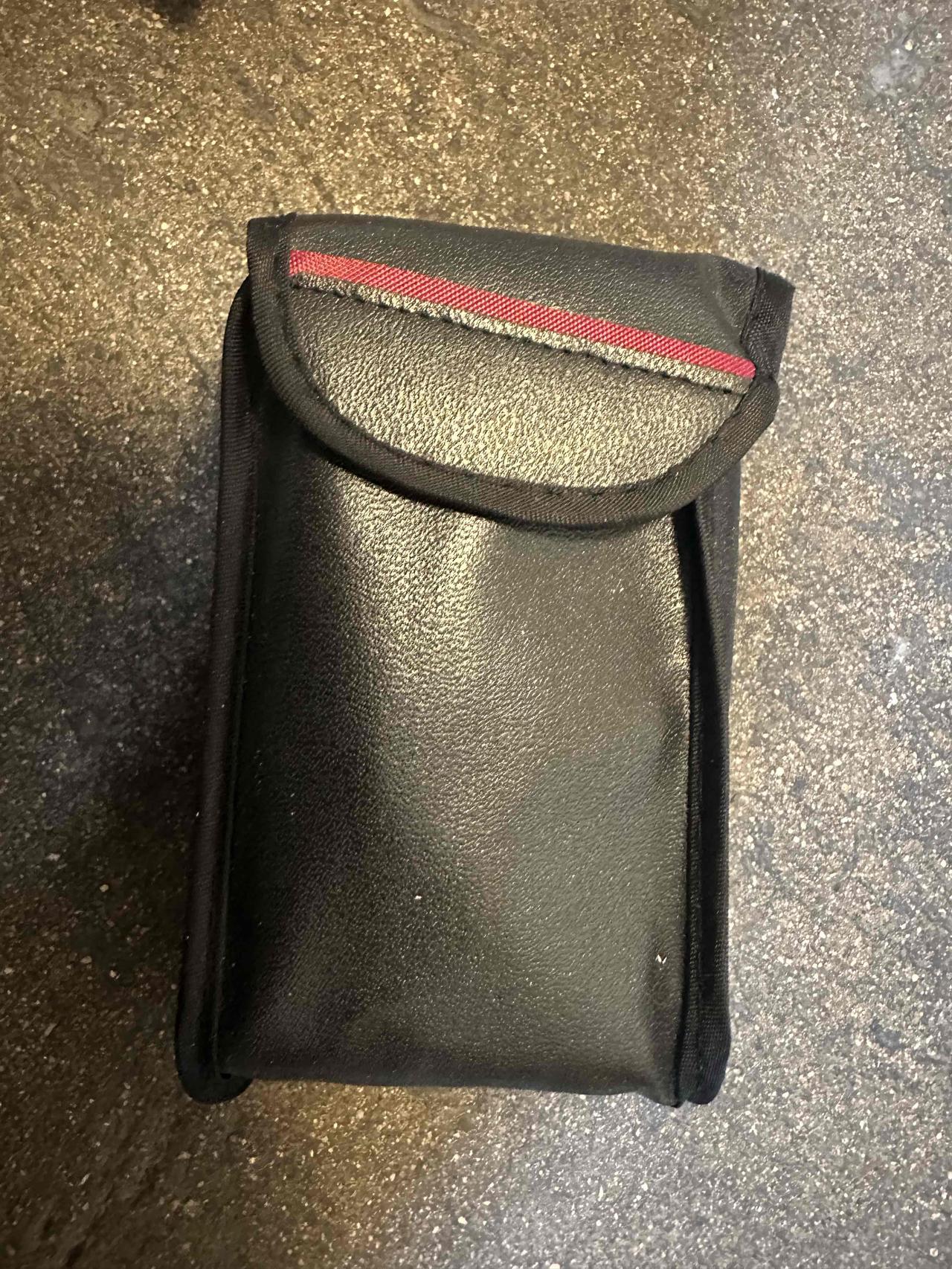 在闲鱼上卖一件旧相机，我与买家小姐姐沟通了两天。家中闲置一台闲置多年的相机，这