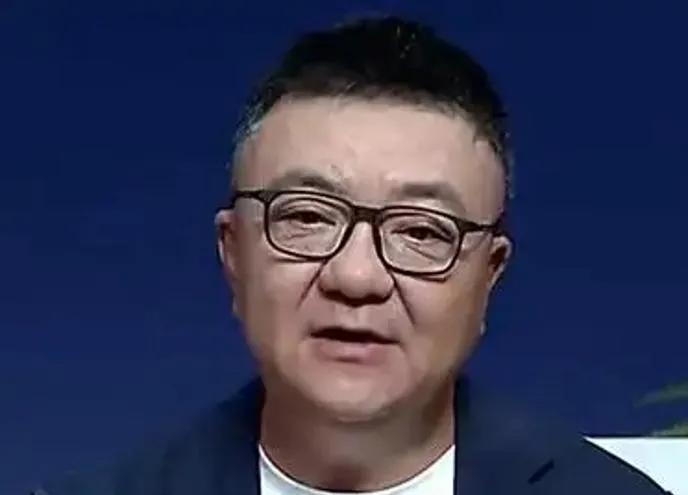 董路再爆惊人言论，久尔杰维奇被批得一无是处。董路说：“久尔杰维奇不换人理解不了