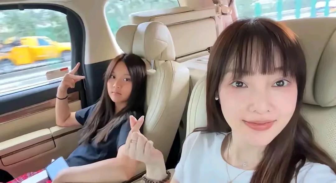 闺蜜车后座自拍，快乐姐妹行！👯‍♀️💕