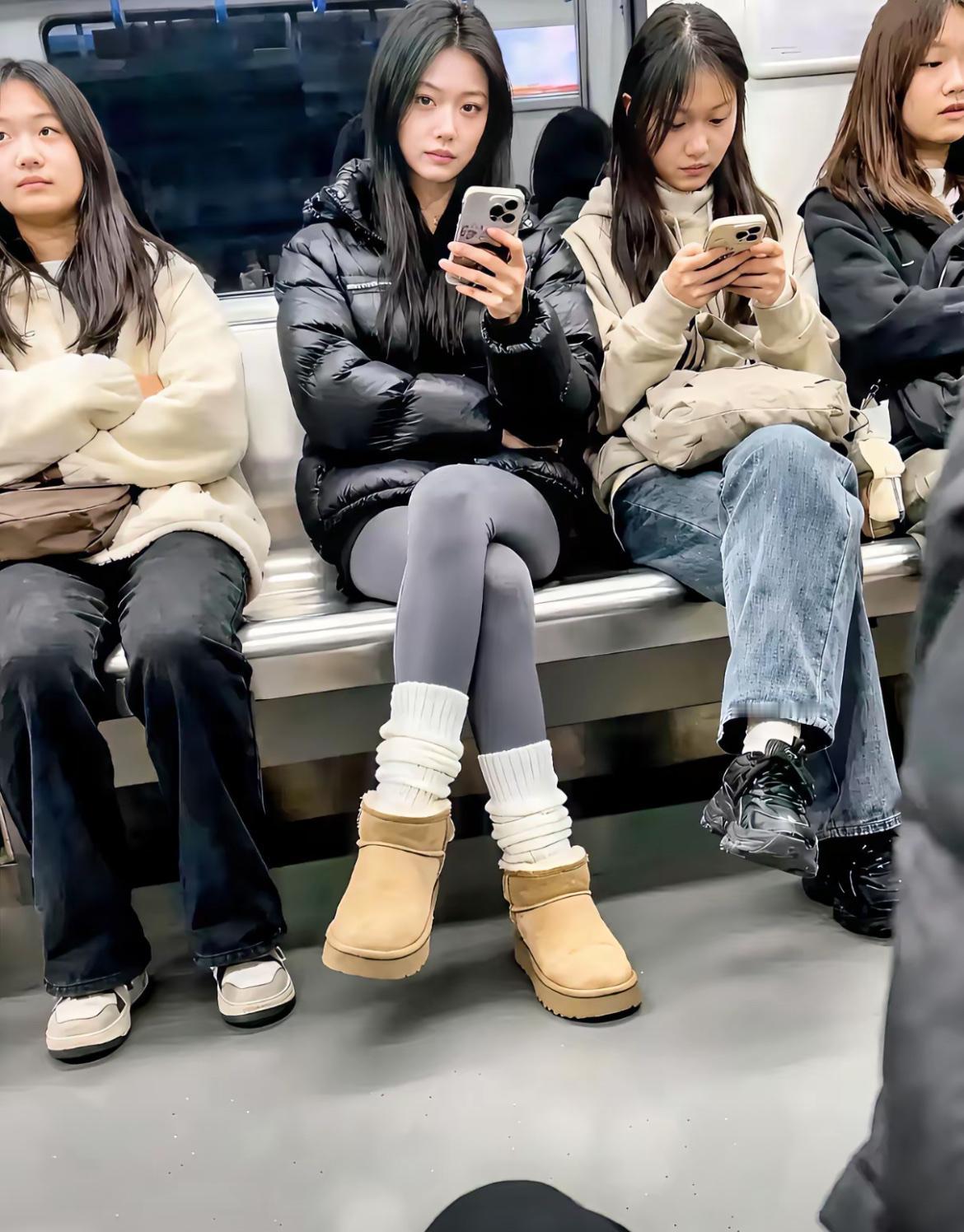 朋友说：人这一辈子要记住，无论伙伴亲与疏，友情并不是全部。下半生拼的不是陪伴