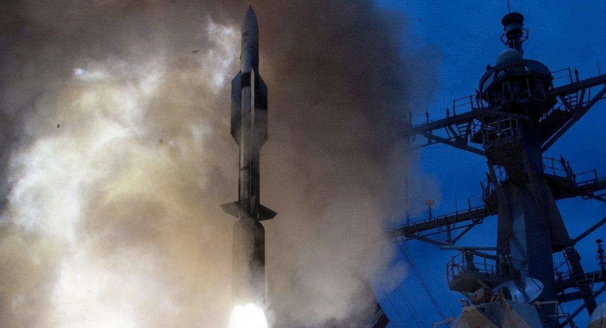 美国正在大幅增加各型导弹的生产产能，备战？SM-6导弹从船上发射/图片来源：